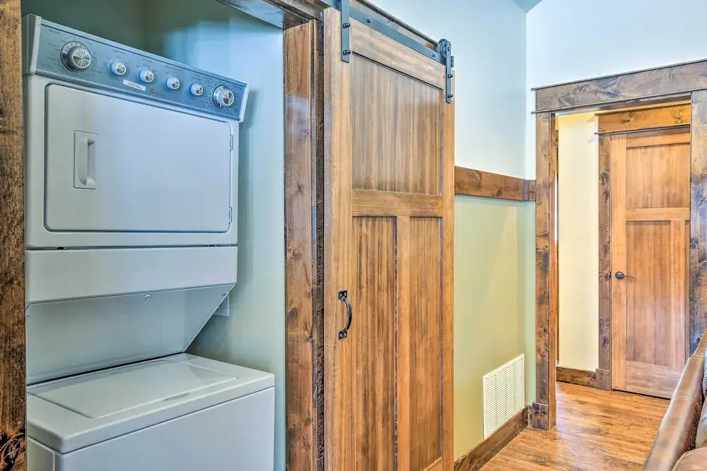 Dog-friendly Cabin in the Heart of Grand Lake!