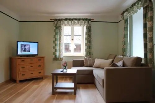 Wald Apartments bei Schlossgaststätte Hohenberg - Seeshaupt, südlicher Stanberger See, kostenfrei Parken, Ladestation für Auto und Fahrad, WLAN, Natur pur