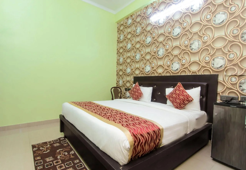 OYO 8680 Hotel Vaishnavi Inn