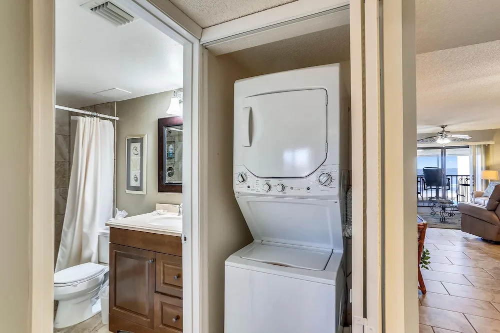 Land's End 403 Building 9 Nicely Updated / Beachfront Unit