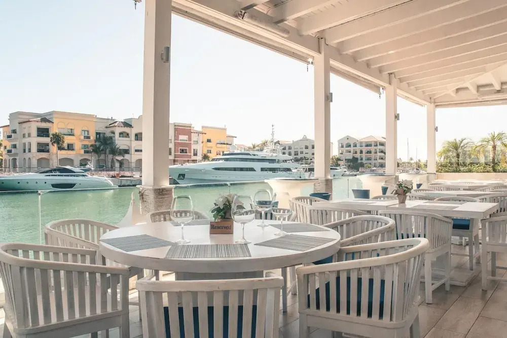 Spacious One-bedroom at Fishing Lodge w Balcony D59