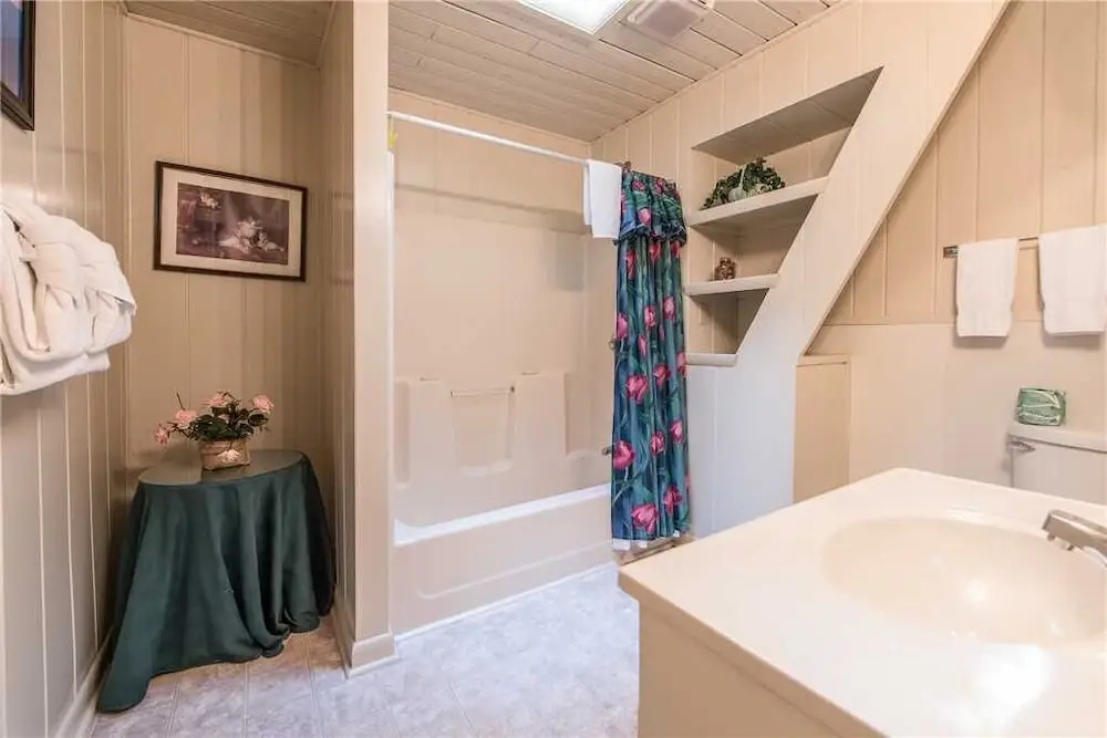 Echota 4 Bedroom Home with Hot Tub