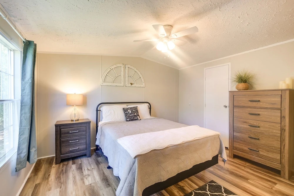 Supply Cottage w/ Deck < 2 Mi to the Beach!