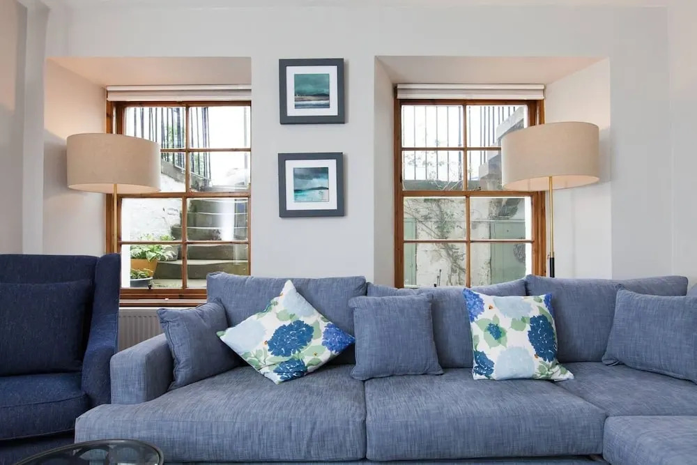 Stylish 2BR Flat for 5 in the Heart of Edinburgh