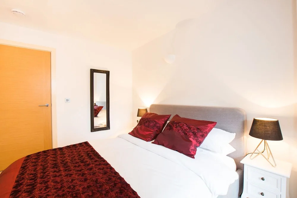 Spacious 1 Bedroom Apartment in Kensington - A2