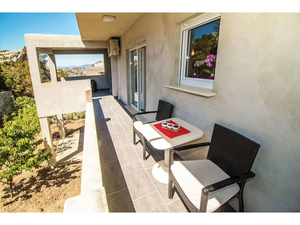 Modern 3 Bedroom Apartment, With 2 Bathrooms, Kitchen, Living Room and Airco