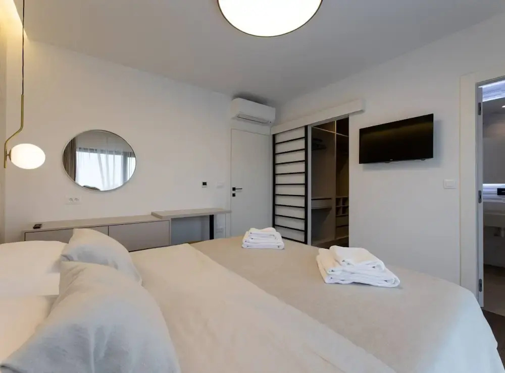 Moonlit Mirage Villa with Pool, Gym and Sauna