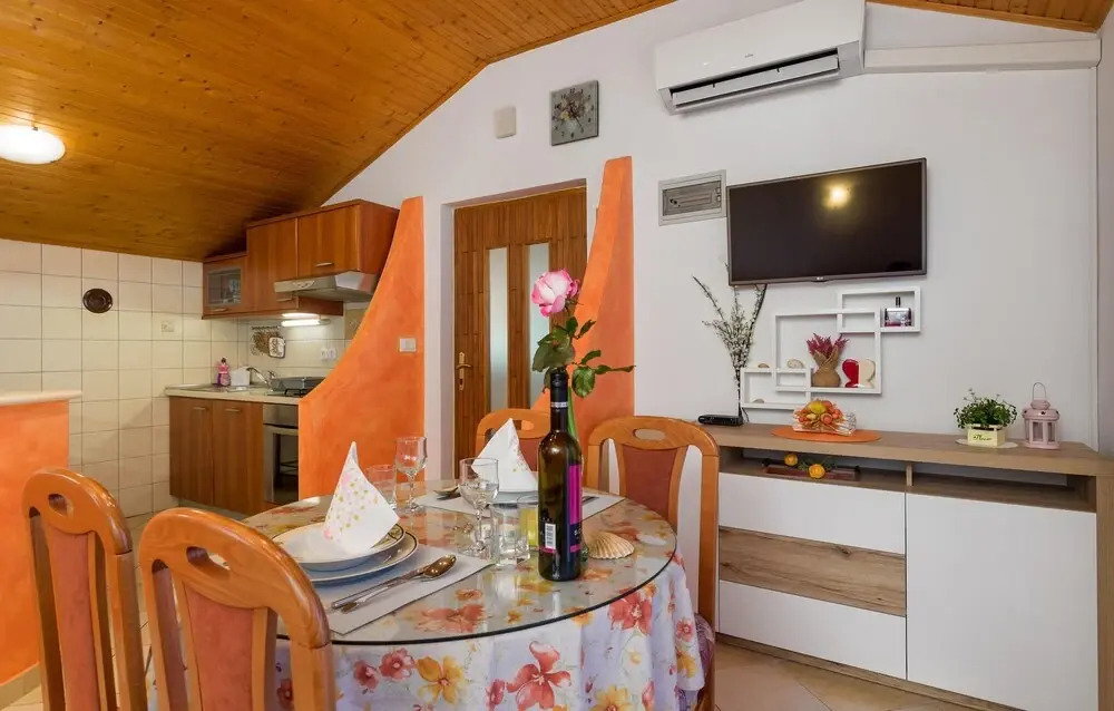 Stunning Apartment in Brsec With 1 Bedrooms and Wifi