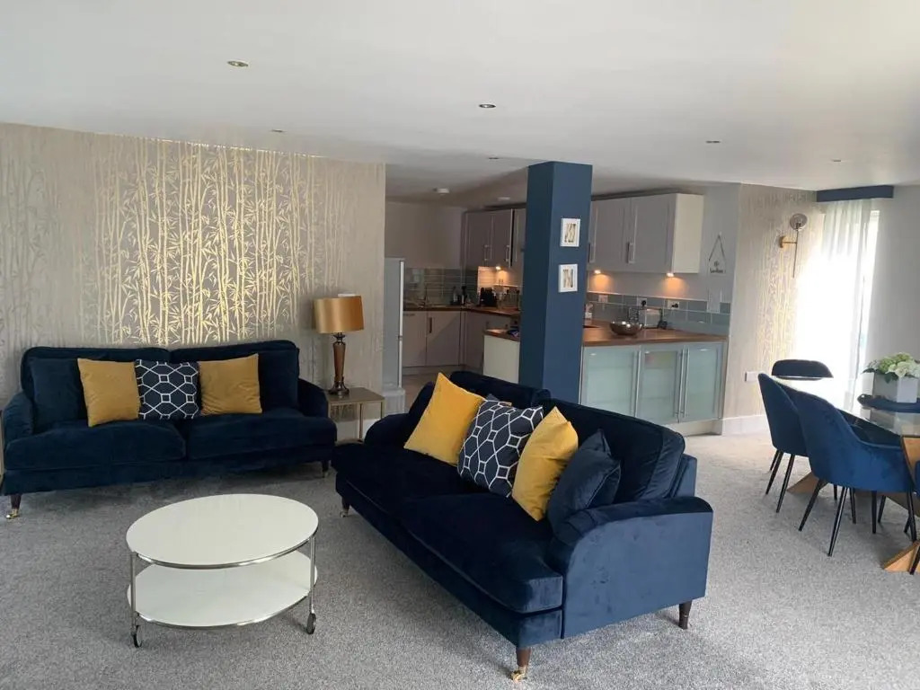 Beautiful 3 bedroom apartment by the Sea