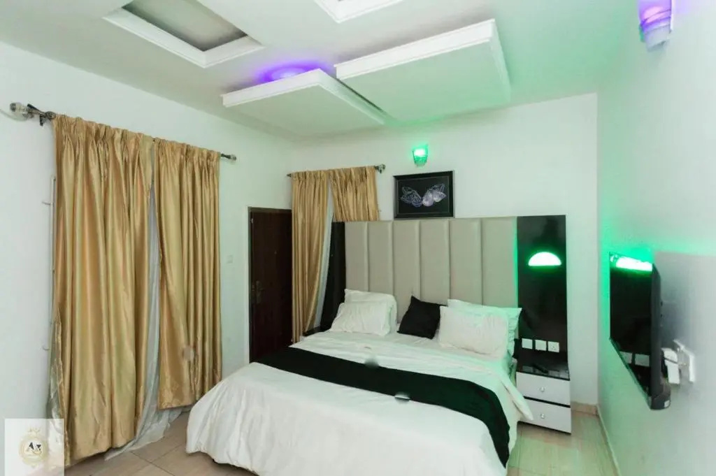 AZ KINGS 3 Bedroom Furnished Apartment suitable for Company Staff with Ensuite Bathrooms, Airconditioning and Swimming Pool