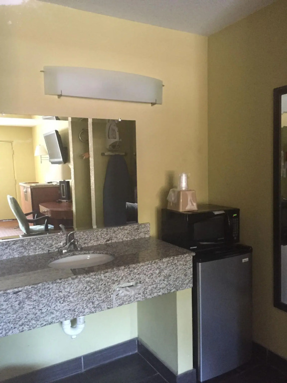 Econo Lodge Inn & Suites Virginia Beach - Norfolk