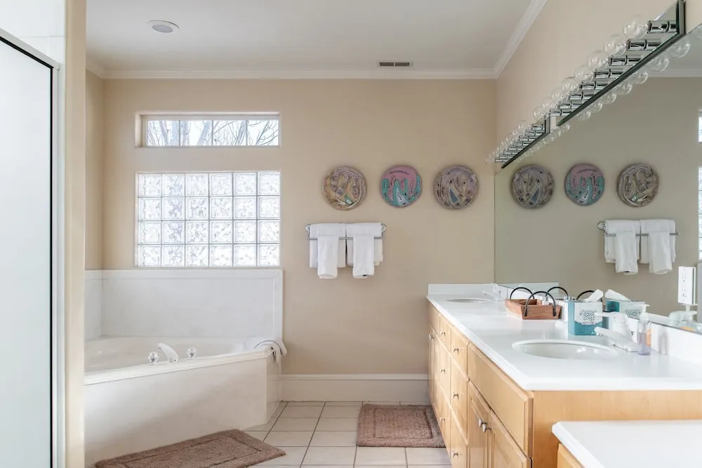 Family Getaway~hot Tub, Ice Castles & Tubing Hs 5 Bedroom Home by RedAwning