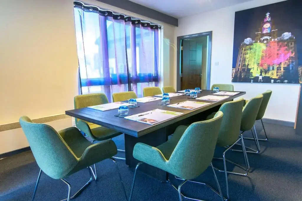 Отель Travelodge Liverpool Central Queens Dock and Arena