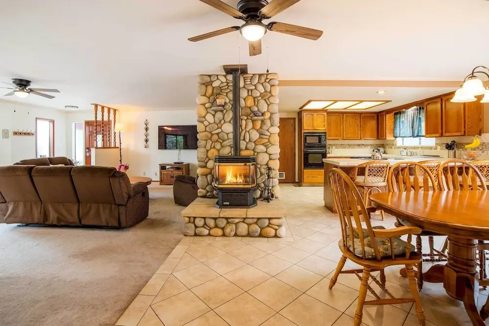 Deck & Bbq: Rustic Groveland Home!