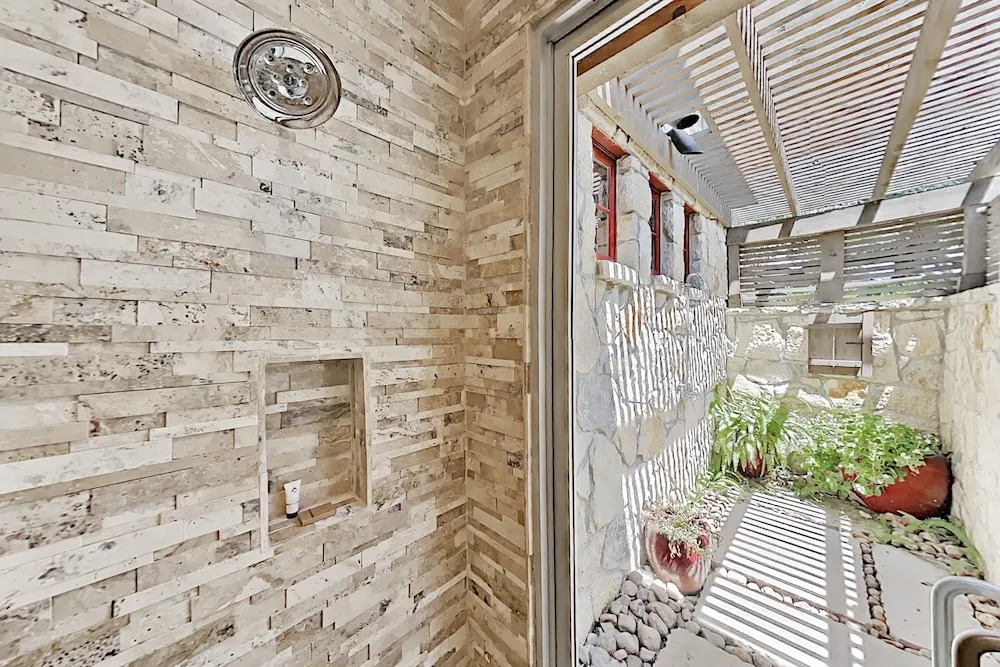 Luxury W/ Private Hot Tub & Outdoor Kitchen 3 Bedroom Home