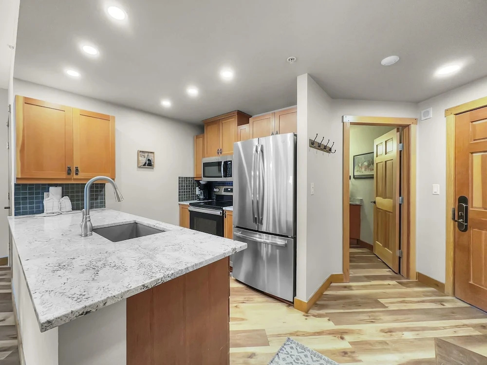 Amazing Condo Center Village Unit, Short Walk to American Eagle - PP310