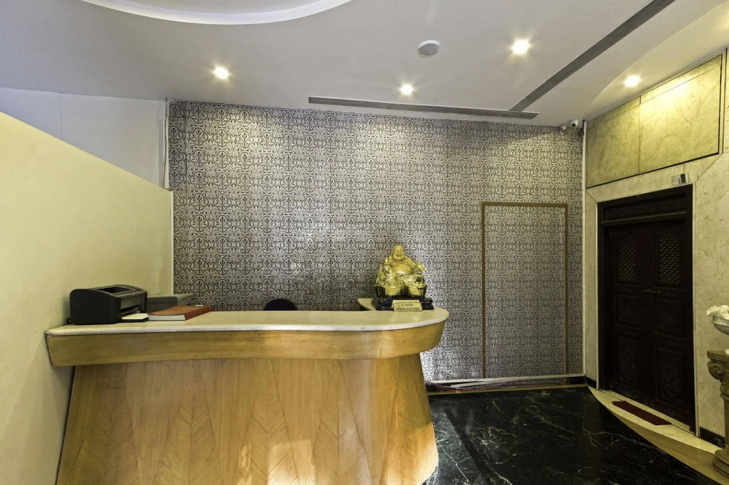 FabHotel Golden Emerald