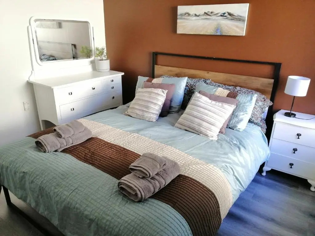 Cozy guesthouse at the Rabbithole, Akatarawa Valley