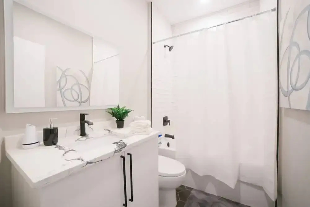 Magnificent NEW Home w 8 Beds Free Parking