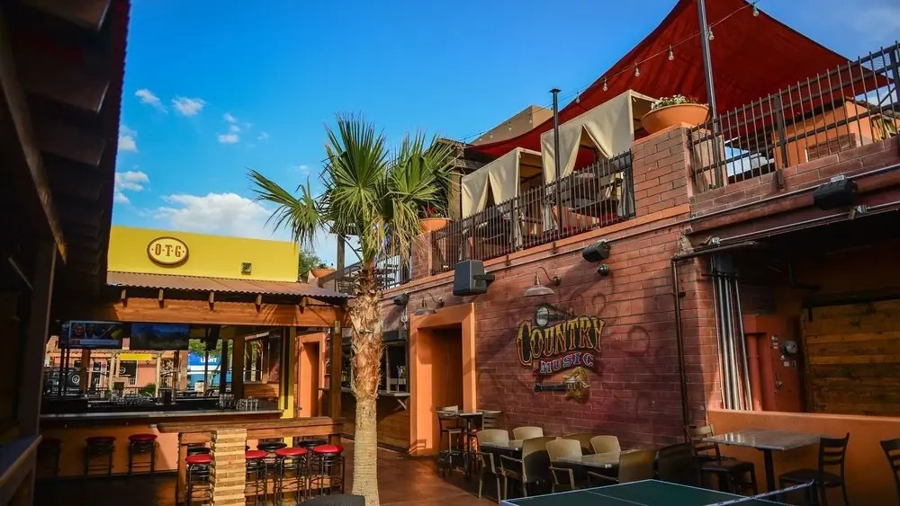 Fairmount House - Modern & Sophisticated With Large Backyard 3 Bedroom Home by Redawning