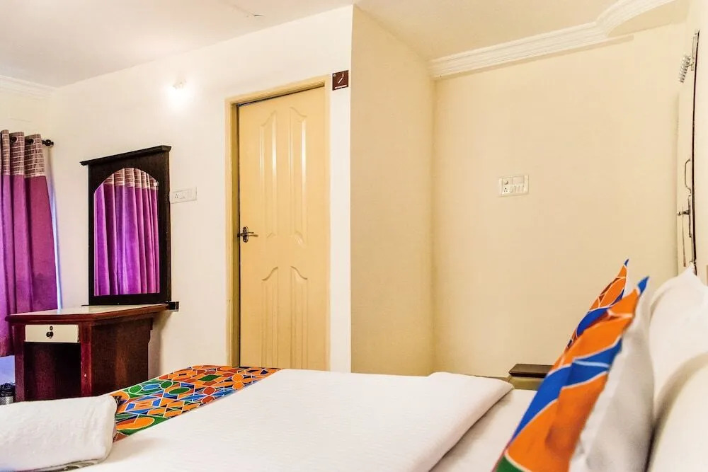 FabExpress Kapsstone Service Apartment