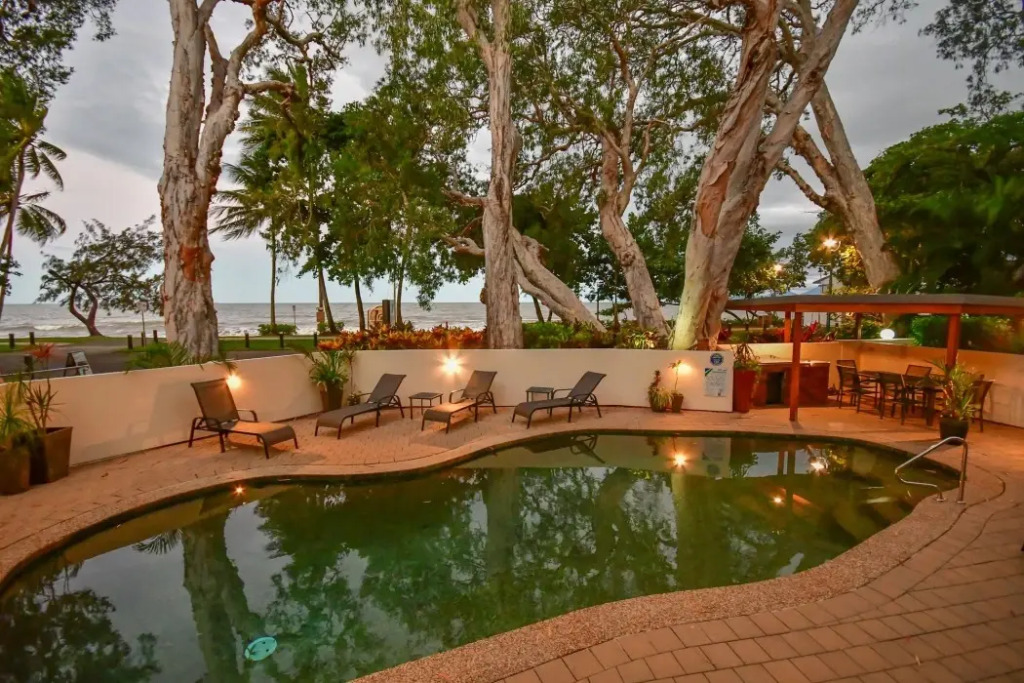 On Palm Cove Beachfront Apartments