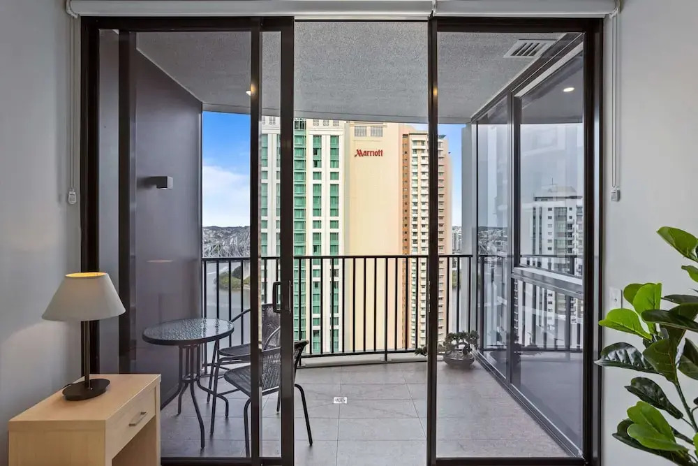 Cosy 1-bed With River Views, Pool, Gym & BBQ