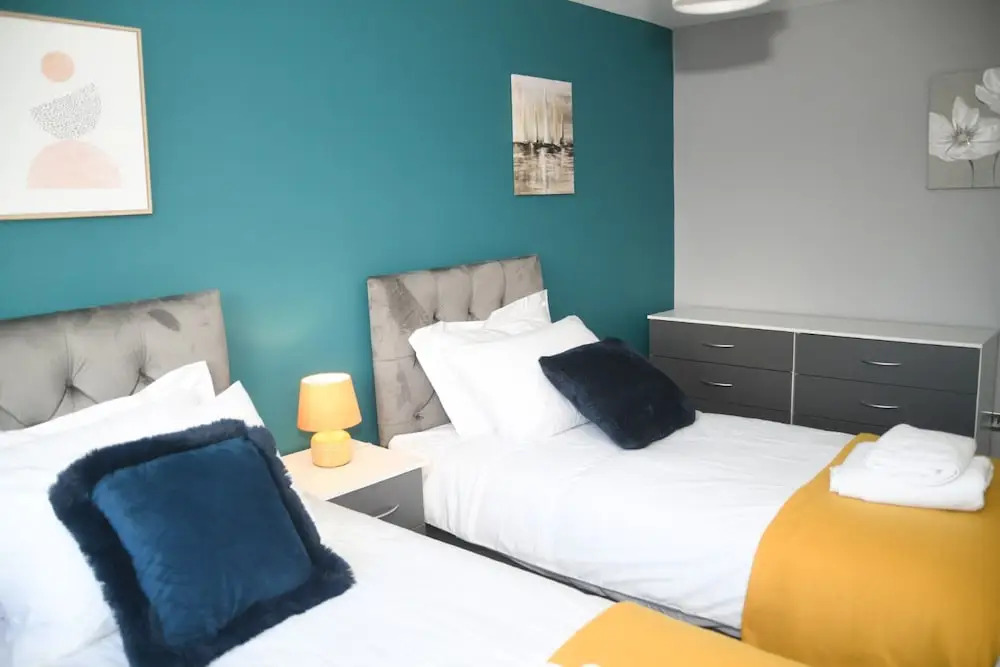 House Sleeps 8 with Garden and Parking