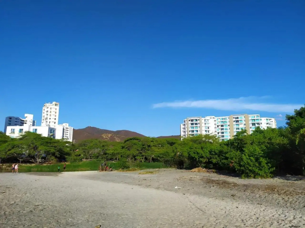 Rodadero Sur Santa Marta Edificio Aragoa a 150 metros del mar