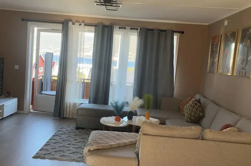 Arctic Apartment Modern 3-bed House in Tromso