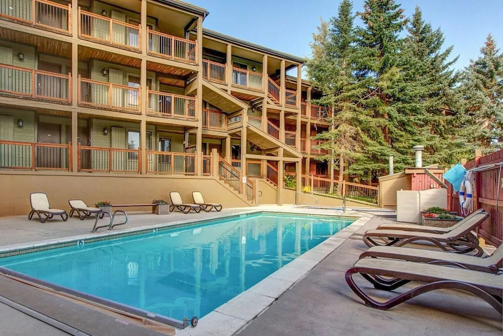 Classic 1BR Mountain Condo by RedAwning