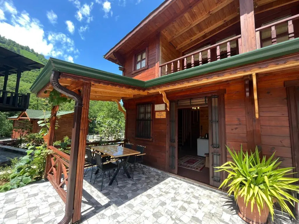 Teona Caglayan Bungalov