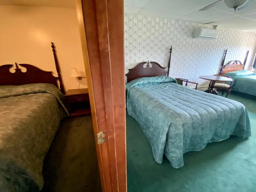 Sara Placid Inn & Suites