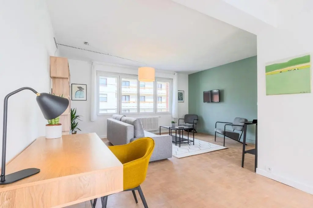 Lille - Superb bright and spacious 2 bedroom apartment with private parking