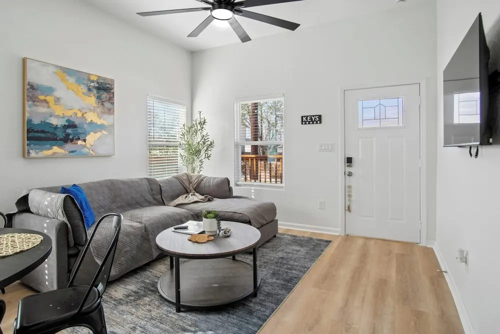 Perfect 2BR 2BA Base Clean Modern Near Downtown