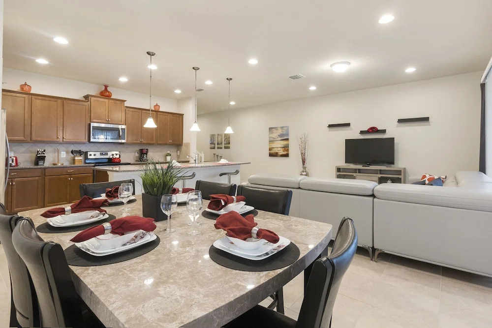 Windsor at Westside - 8882 Geneve Court