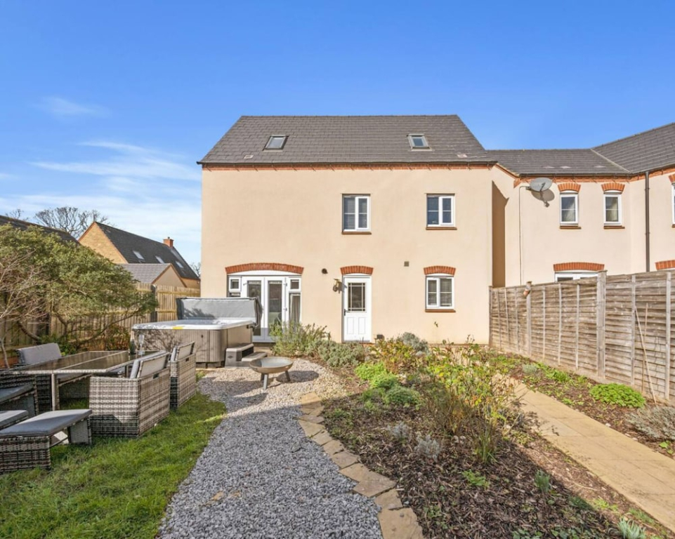 The Seven Residence - Hot tub, 5 min to Bicester Village, Pet friendly