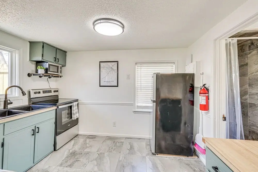 Jefferson City Bungalow: Hot Tub & Patio!
