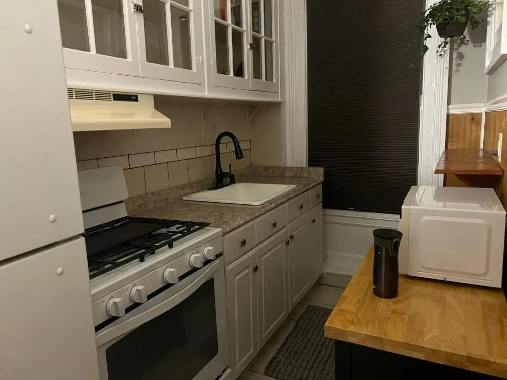 1 Br Private Victorian Apt in Convenient City Location on Half Acre Sleeps 4