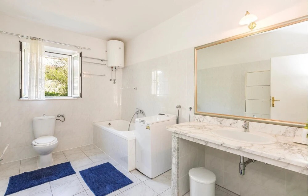 Amazing Home in Makarska With Wifi and 3 Bedrooms