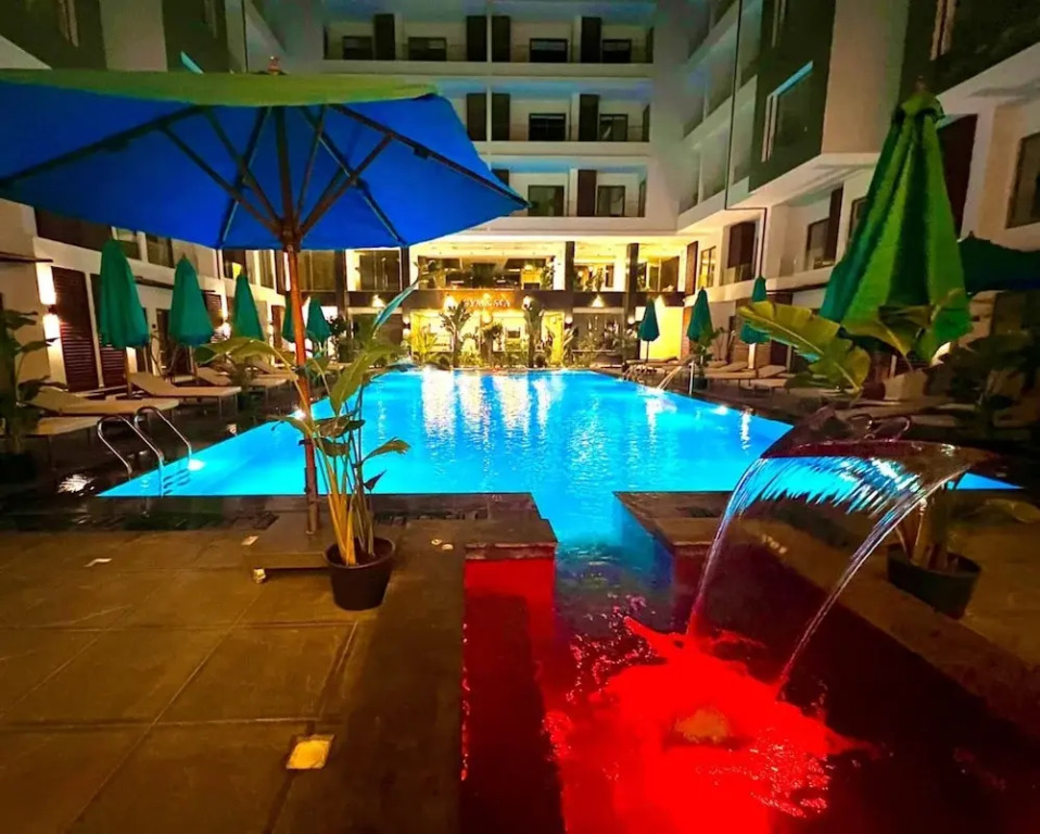 Bali Themed Luxury Spacious 3 Bed Balcony Pool Gym