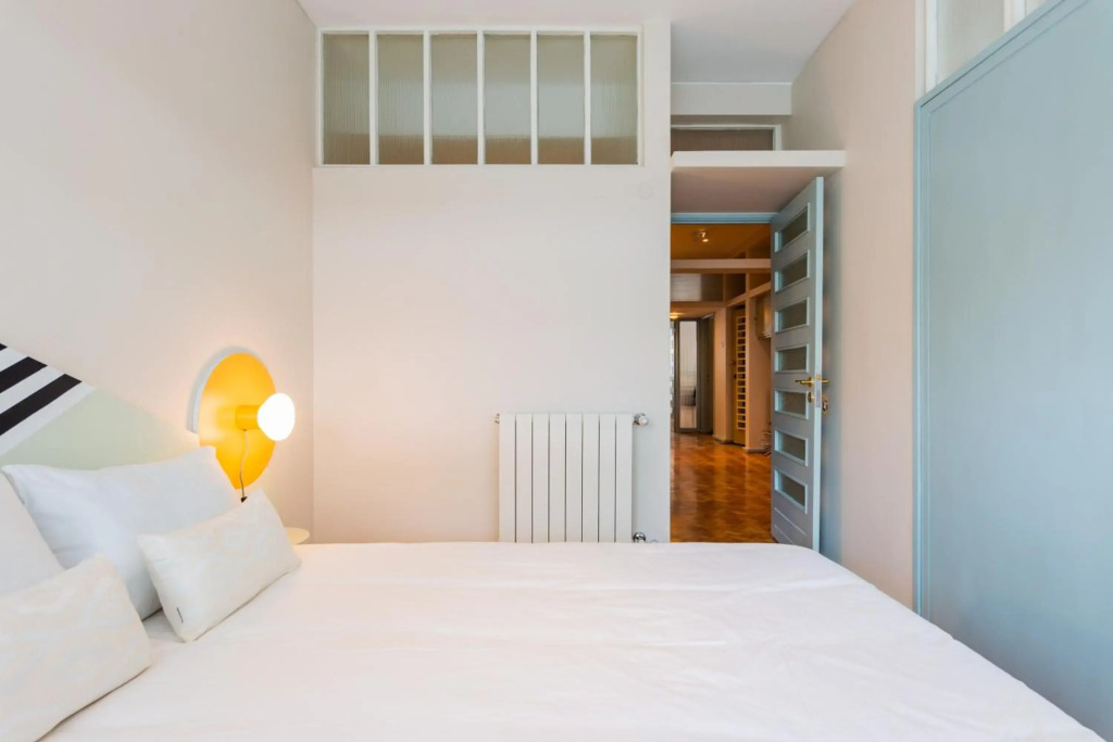 UNIQUE Modernist Duplex apartment & PARKING