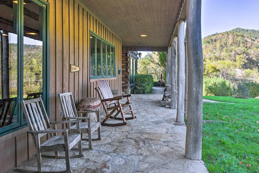 River Access + Mtn Views: Cullowhee Lodge!