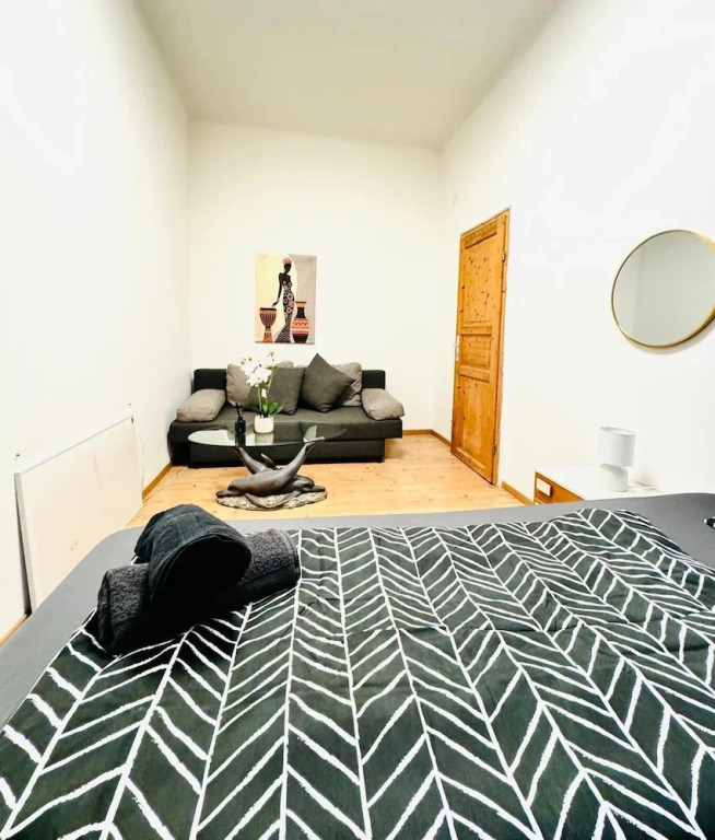 Spacious Private Room Near FAC Platz