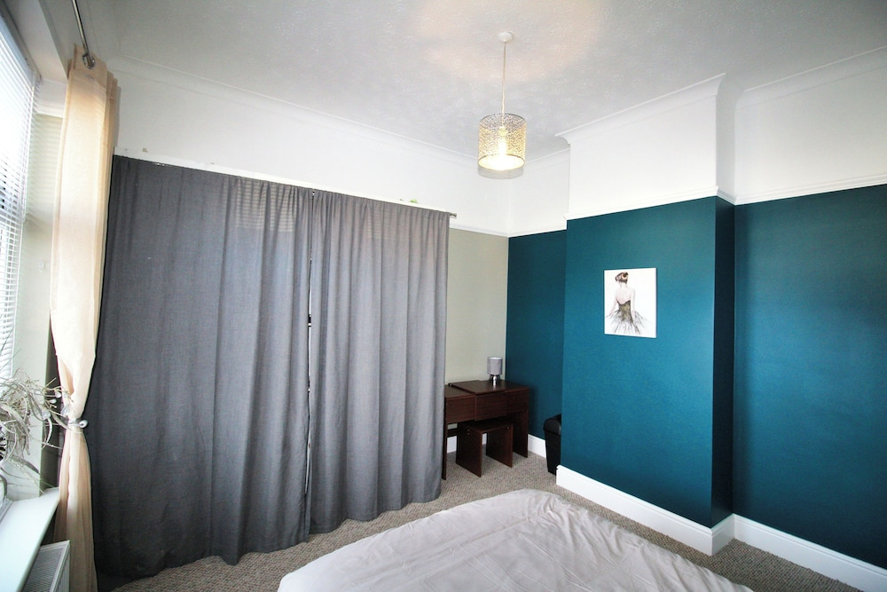 Large Bungalow - 3 Beds 2 Baths - Very Large Enclosed Garden - Dogs Stay Free