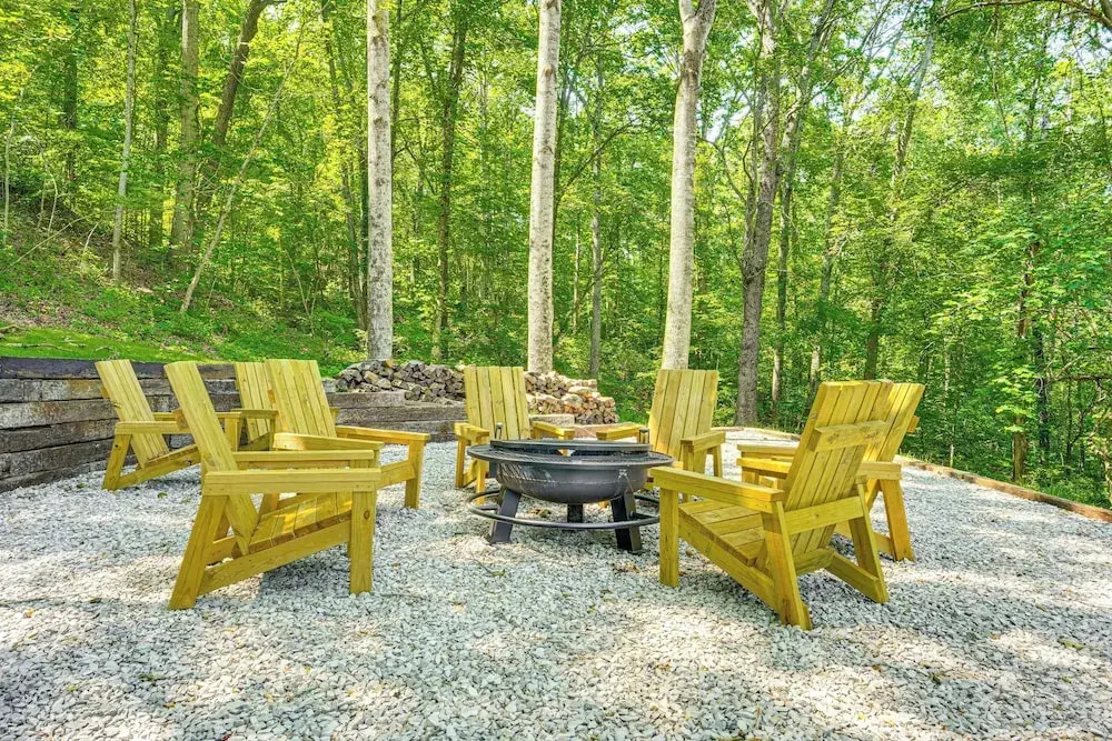 Ideal Location & Mountain Views: Chattanooga Home!