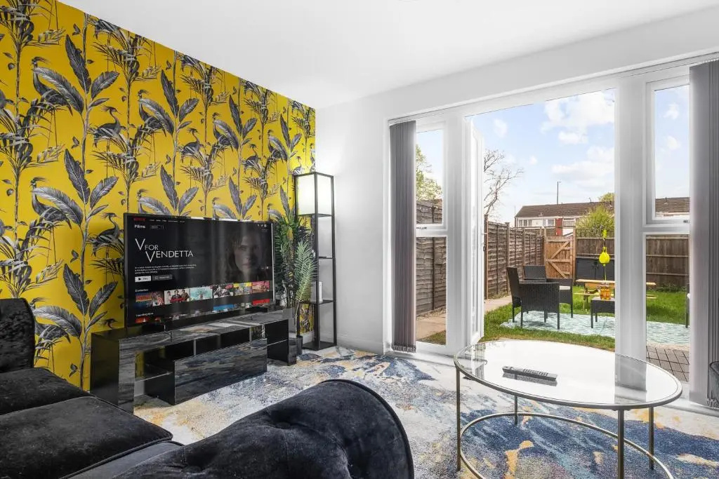 Luxury 2 Bed House City Centre ✘ BBQ & GARDEN ☆ FAMILY FRIENDLY→ Swingball & Outdoor Furniture - FREE PARKING → With 50 Inch Smart TV, FREE NETFLIX & WIFI ✘ Comfy Seating Area - BY MAEVELA®