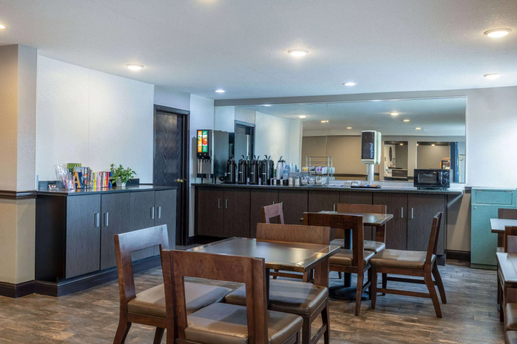 Travelodge by Wyndham Brooklyn Center
