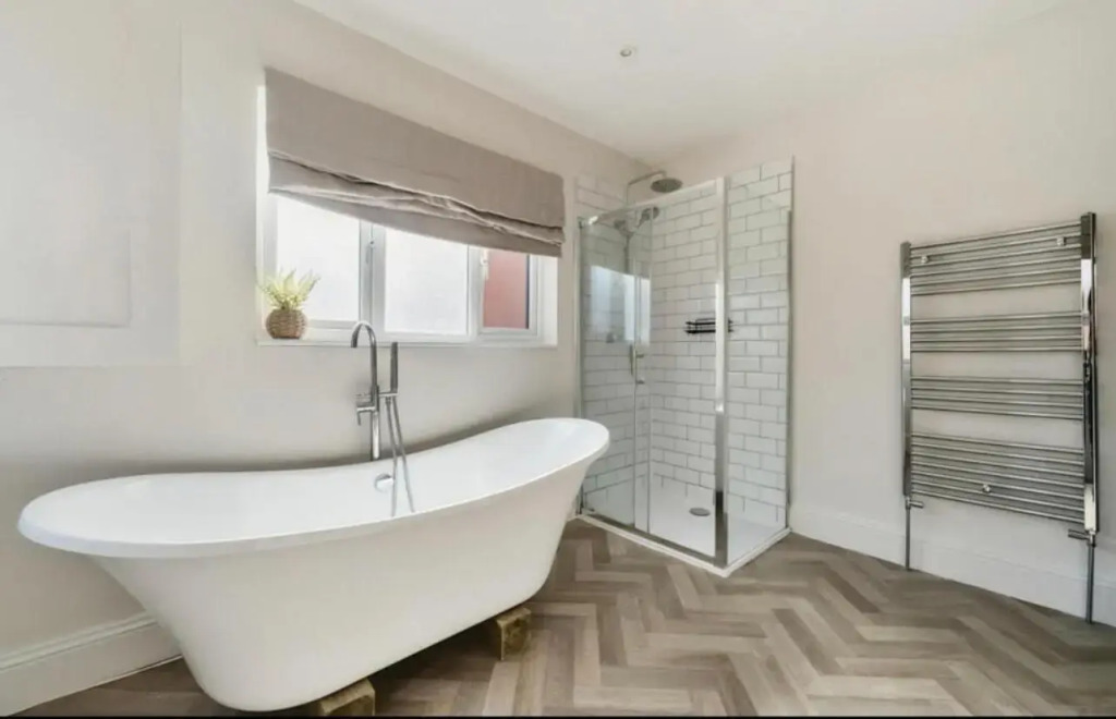 Entire Luxury apartment, 10mins from Cotswolds, Child friendly, Great Location & plenty of free parking nearby