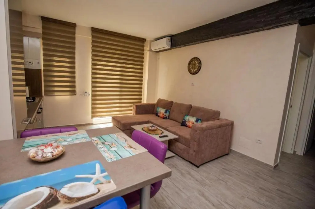 Golden Apartment 2
